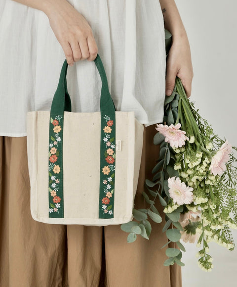 2-in-1 embroidered crossbody handbag