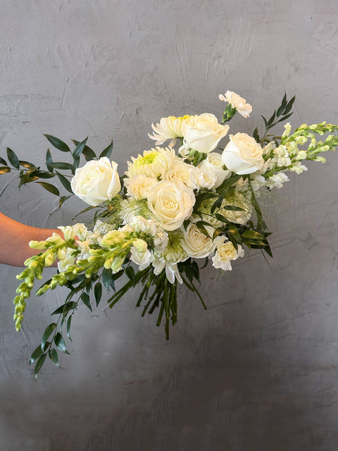 white hand-tied bunch